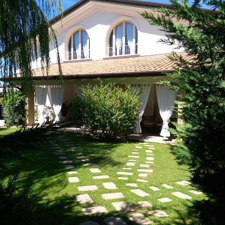 I Salici Villa Marina di Massa Exterior photo